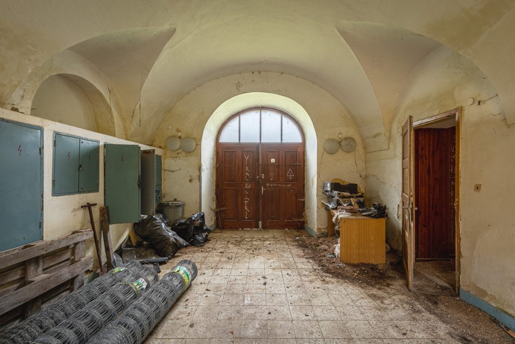 Zámek - hlavní brána - urbex