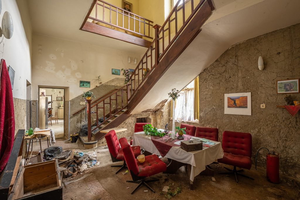 Zámek - schodiště do patra - urbex