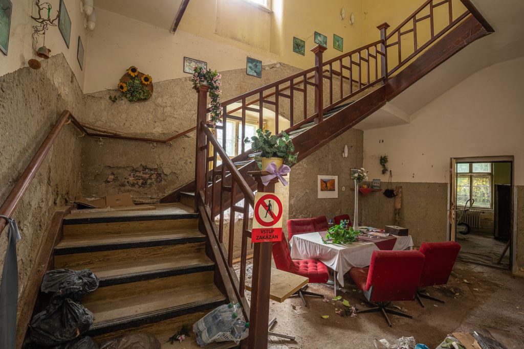 Zámek - schodiště do patra - urbex
