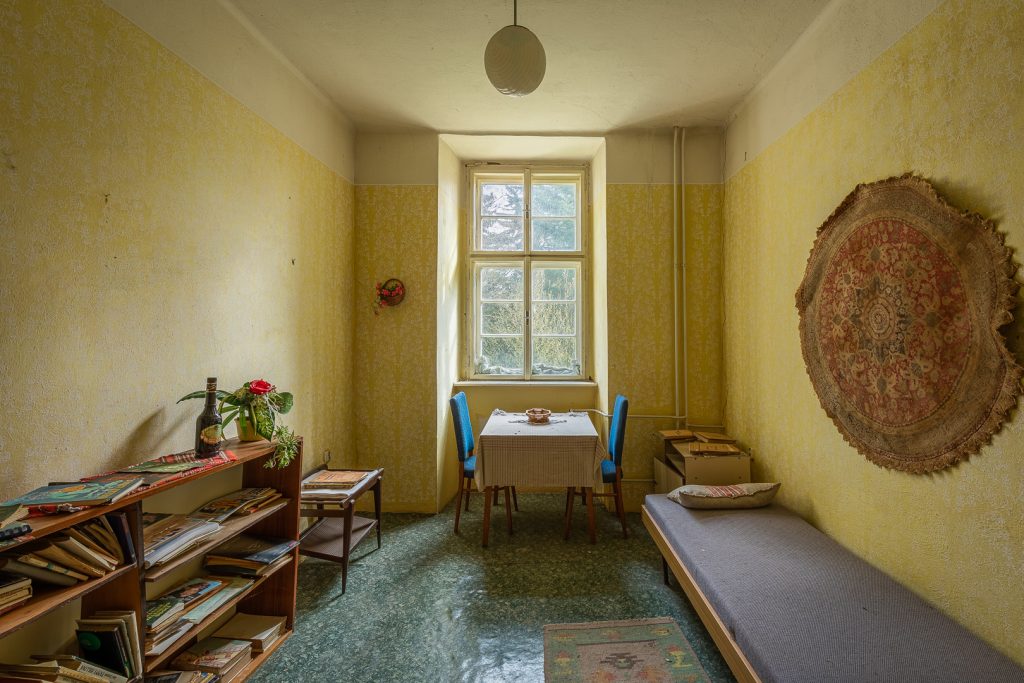 Zámek - posezení u okna - urbex