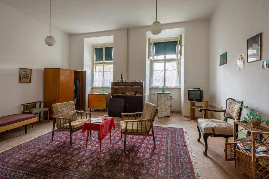 Zámek - vybavený obývací pokoj - urbex