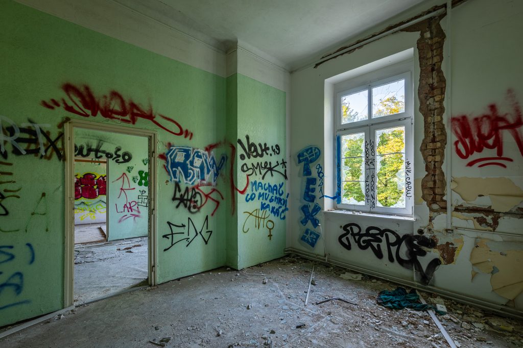 Léčebna dlouhodobě nemocných - pokoj - urbex