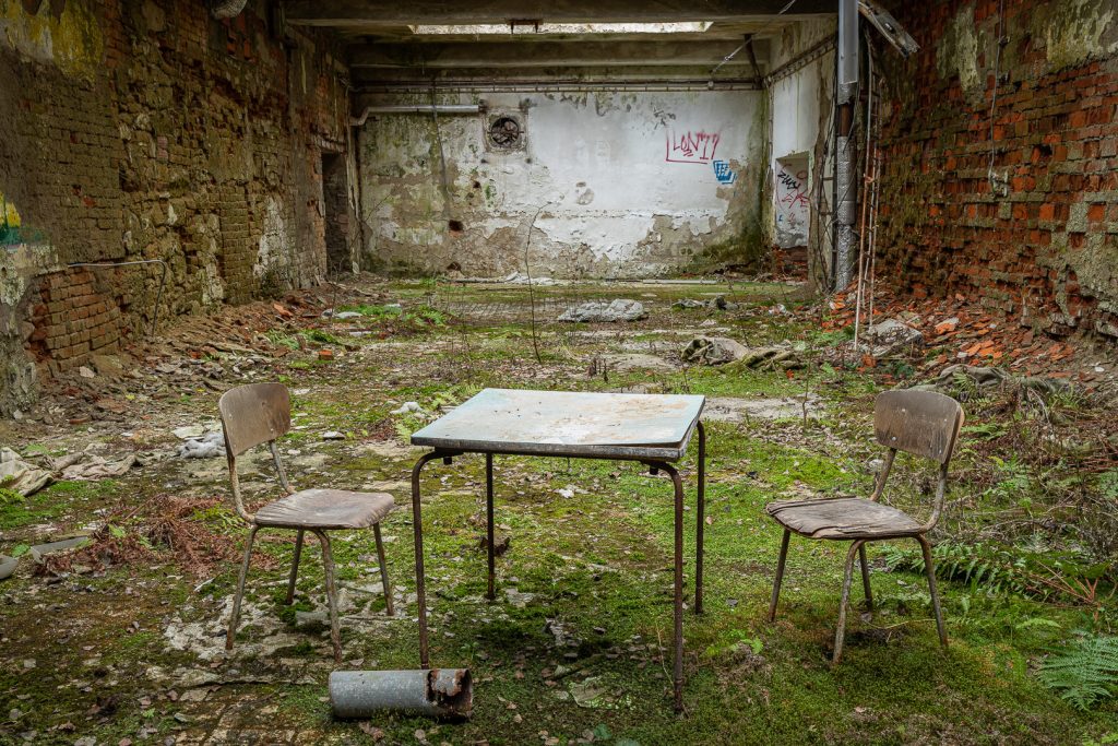 Textilní továrna - posezení v zeleni - urbex