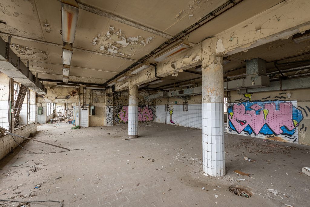 Továrna - výrobní hala - urbex