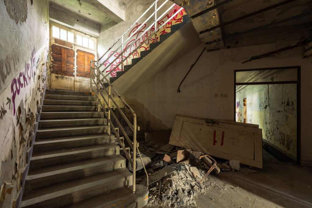 Zbrojovka - administrativní budova - schodiště - urbex