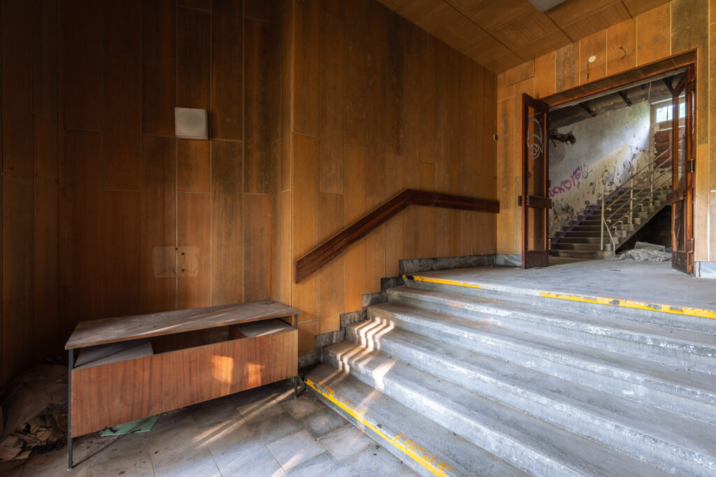 Zbrojovka - administrativní budova - hlavní vchod - urbex