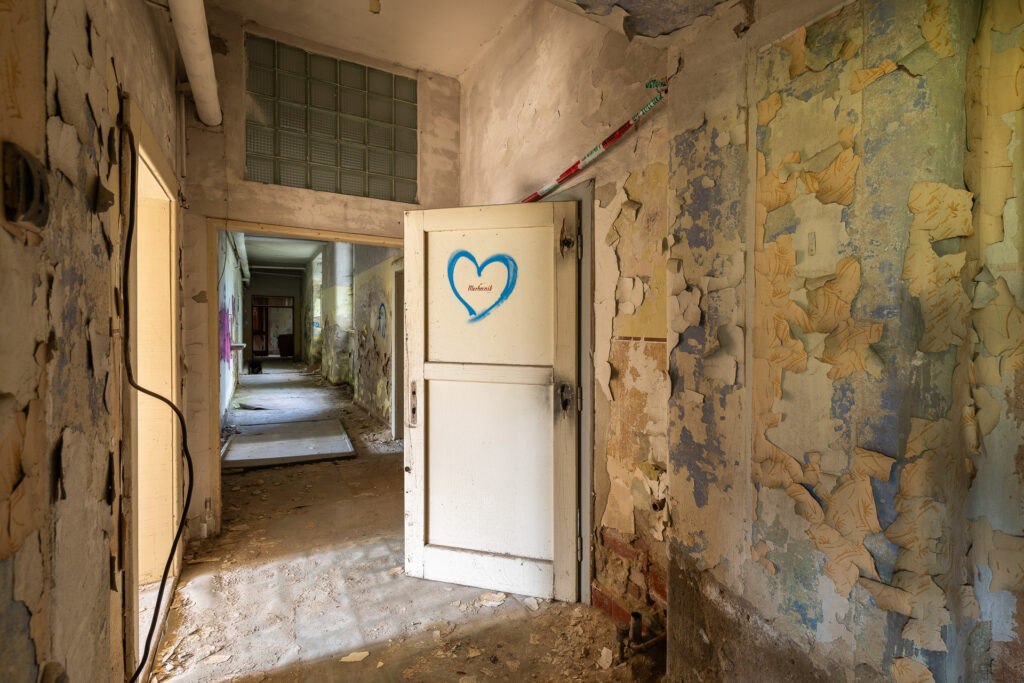 Zbrojovka - administrativní budova - chodba - urbex