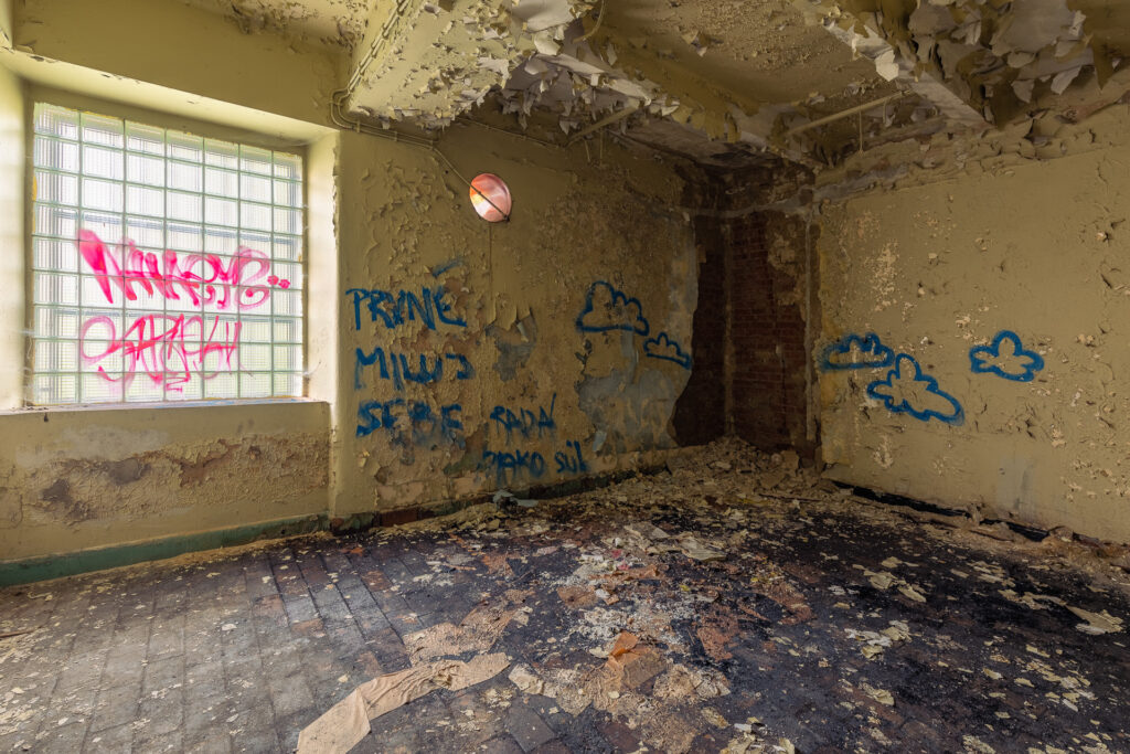 Zbrojovka - administrativní budova - suterén - urbex