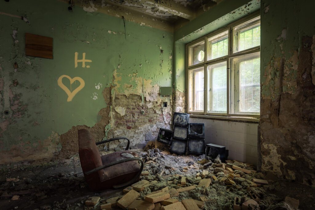 Zbrojovka - televizní koutek - suterén - urbex