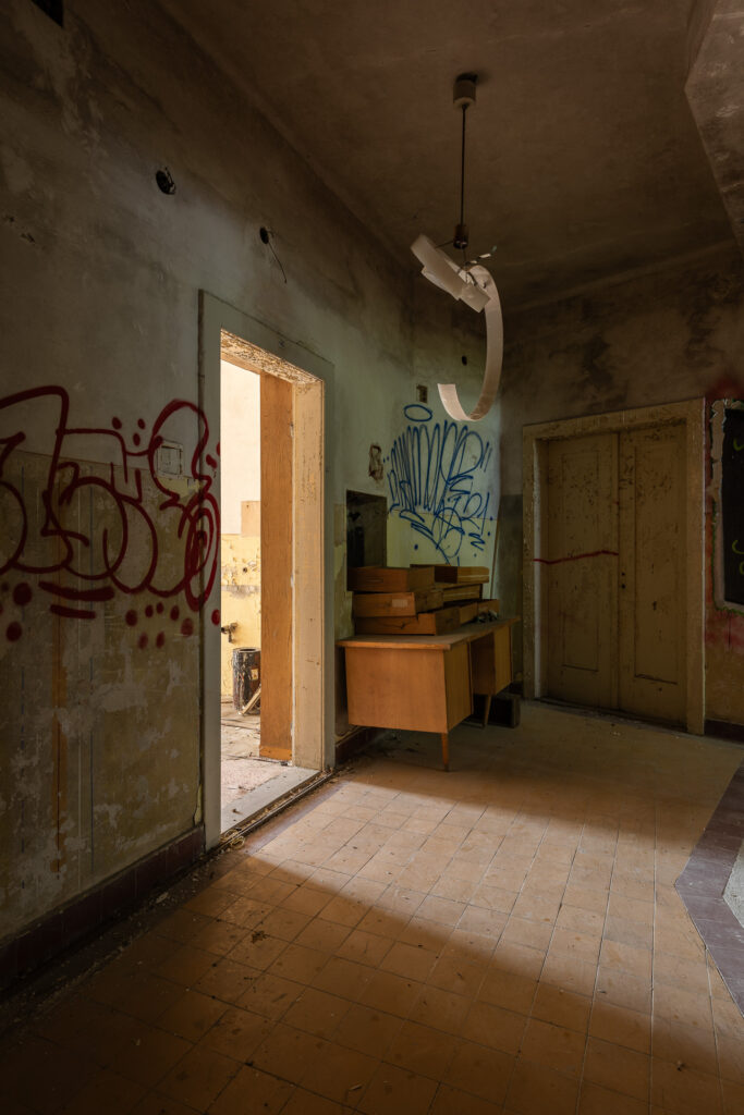 Zbrojovka - administrativní budova - 1. patro - chodba - urbex