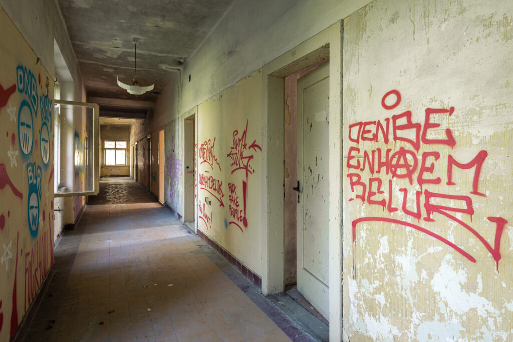 Zbrojovka - administrativní budova - 1. patro - chodba - urbex
