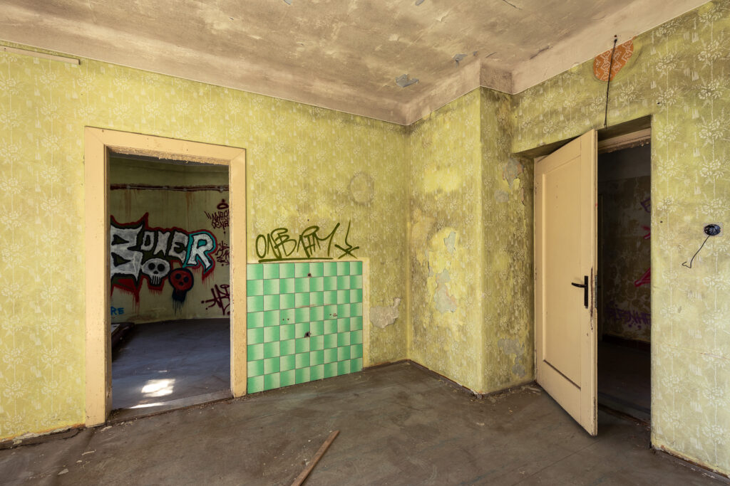 Zbrojovka - administrativní budova - 1. patro - místnost - urbex