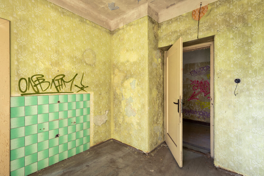 Zbrojovka - administrativní budova - 1. patro - místnost - urbex