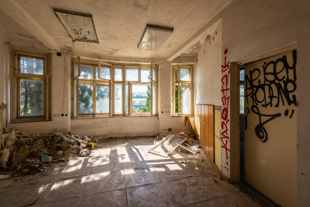 Zbrojovka - administrativní budova - 1. patro - místnost - urbex