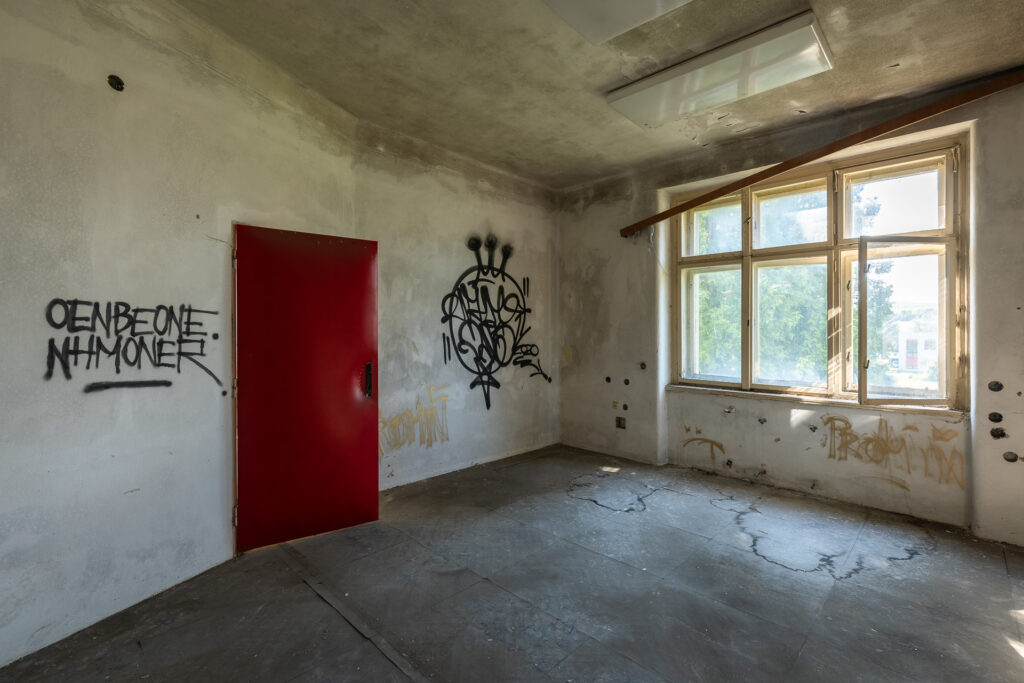 Zbrojovka - administrativní budova - 1. patro - místnost - urbex