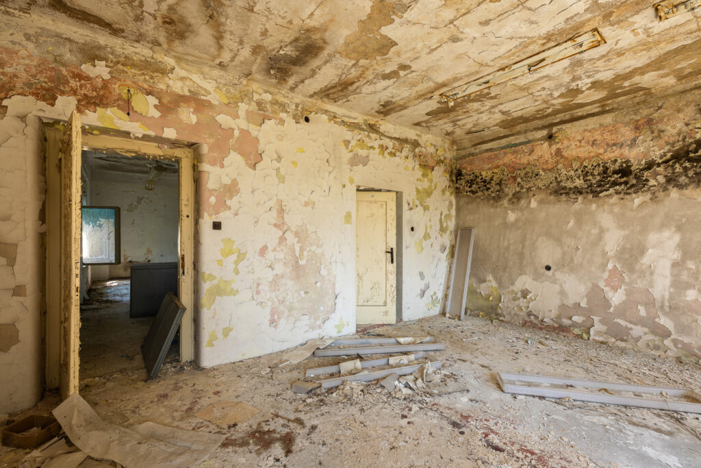 Zbrojovka - administrativní budova - 1. patro - místnost - urbex