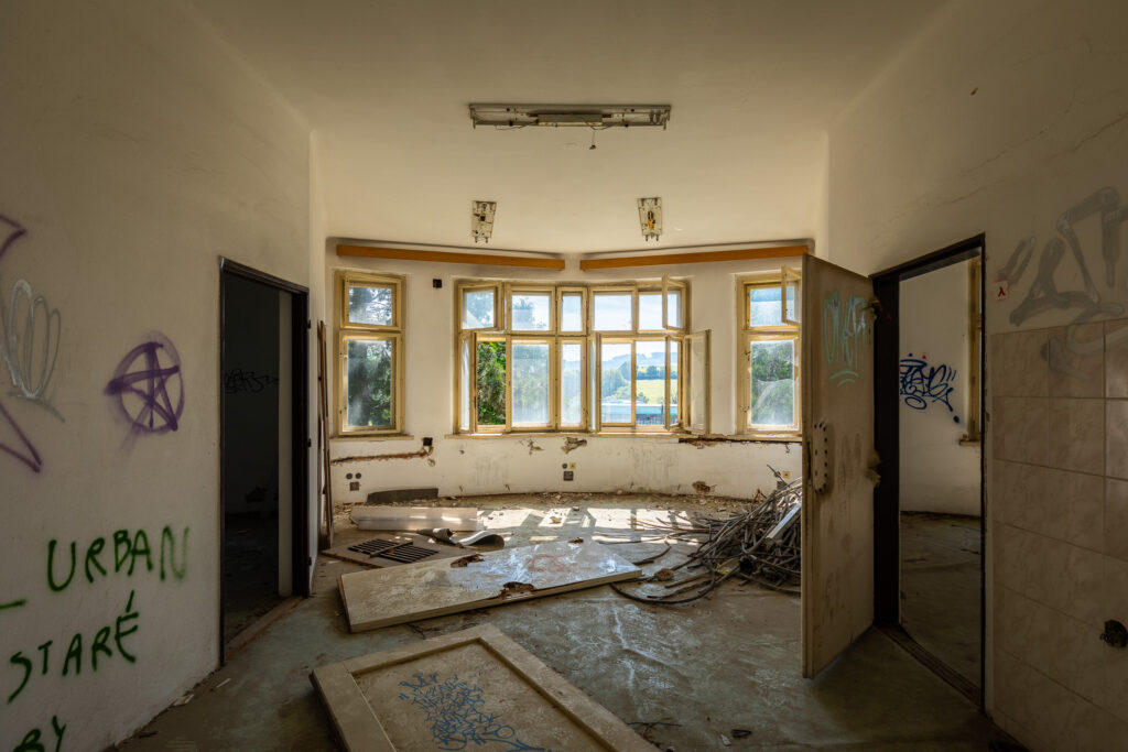 Zbrojovka - administrativní budova - 2. patro - místnost - urbex