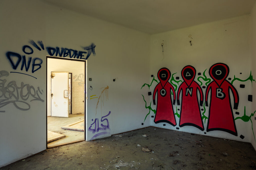 Zbrojovka - administrativní budova - 2. patro - místnost - urbex