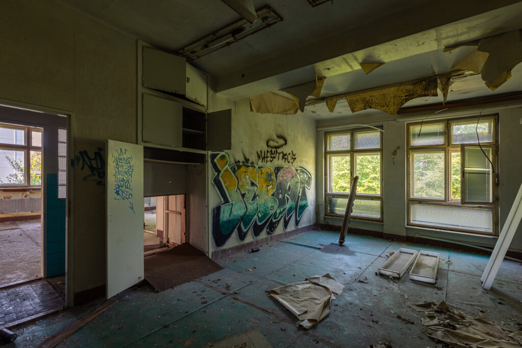 Zbrojovka - administrativní budova - 2. patro - místnost - urbex