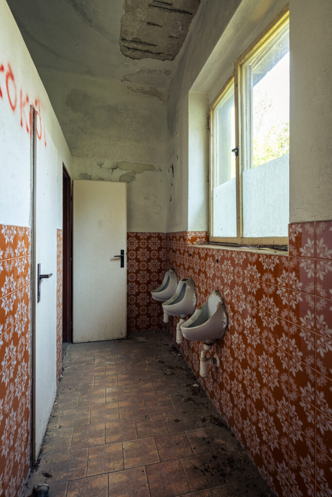 Zbrojovka - administrativní budova - 2. patro - toalety - urbex