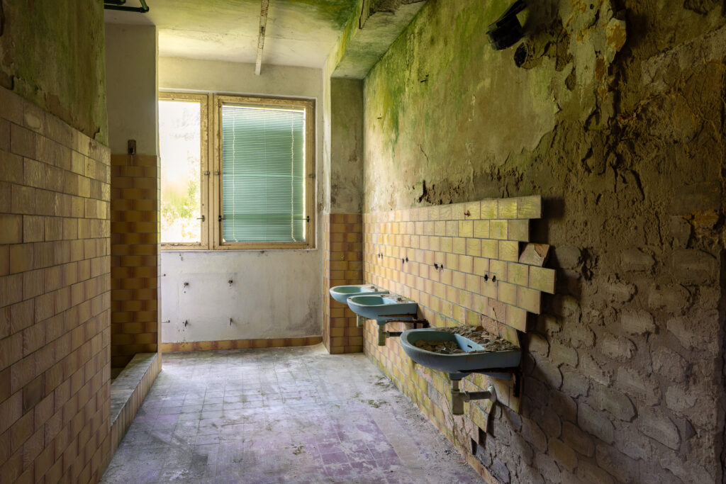 Zbrojovka - koupelna - urbex