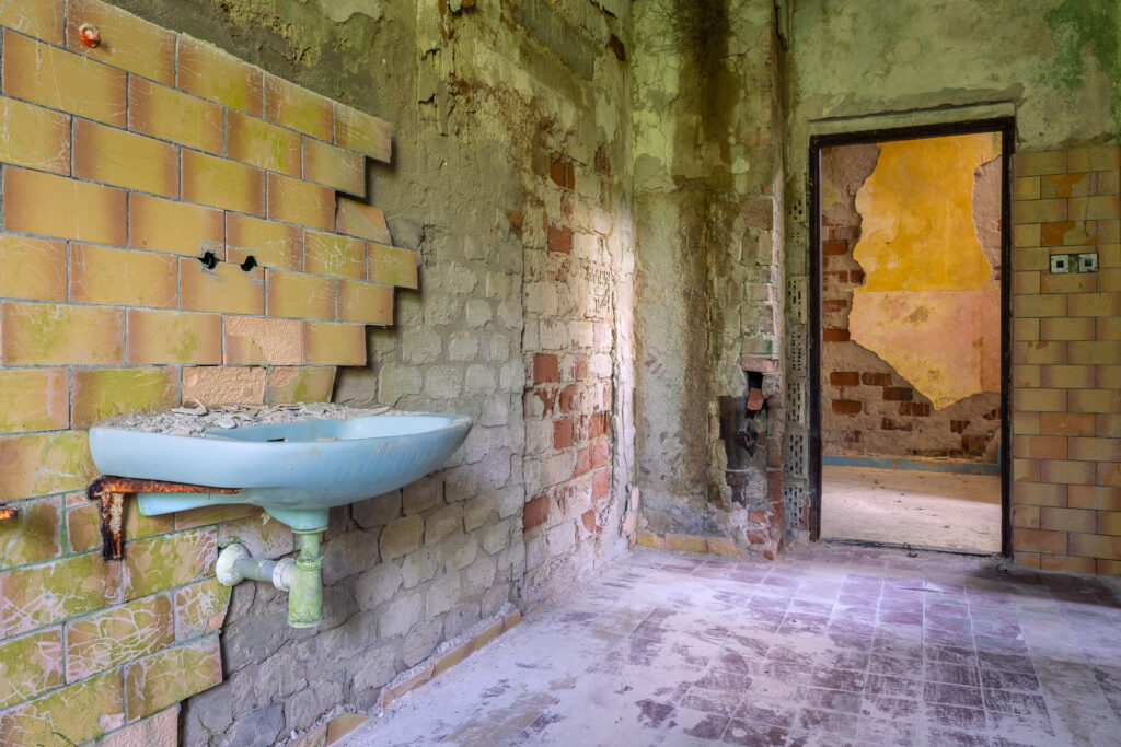 Zbrojovka - koupelna - urbex
