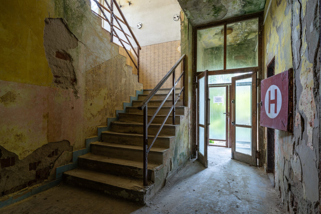 Zbrojovka - schodiště u hlavních dveří - urbex