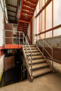 Opuštěná teplárna v Čechách, ocelové schodiště, industriál, urbex