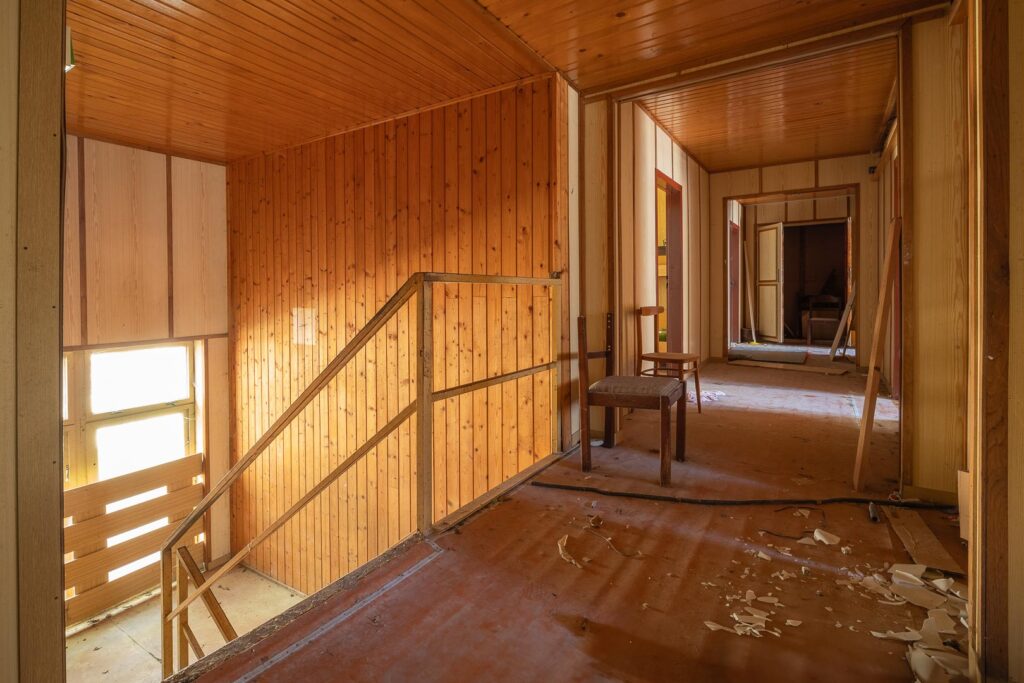 Opuštěný rekreační areál - hlavní budova - chodba se schodištěm v patře - urbex