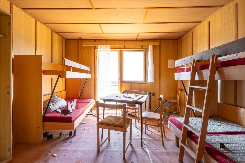 Opuštěný rekreační areál - hlavní budova - pokoj v patře - urbex