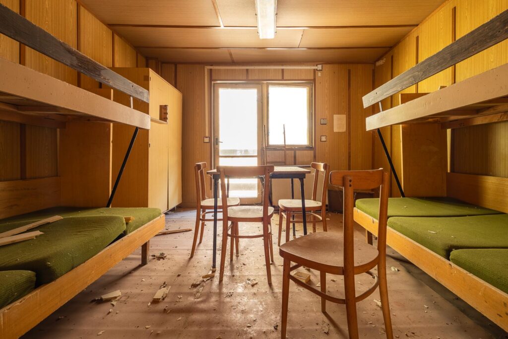 Opuštěný rekreační areál - hlavní budova - pokoj v patře - urbex