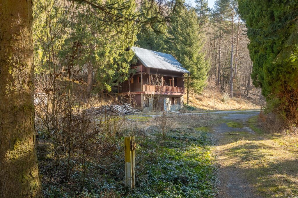 Opuštěný rekreační areál - příjezdová cesta - urbex